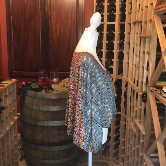 MATERIAL GIRL Vibrant Fun Print Crop Top! Size XS - Picture 3 of 6